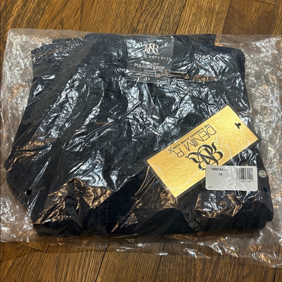 Rock & Republic Women's Denim Rx Fever Pull On Crop Jeans - Picture 6 of 6